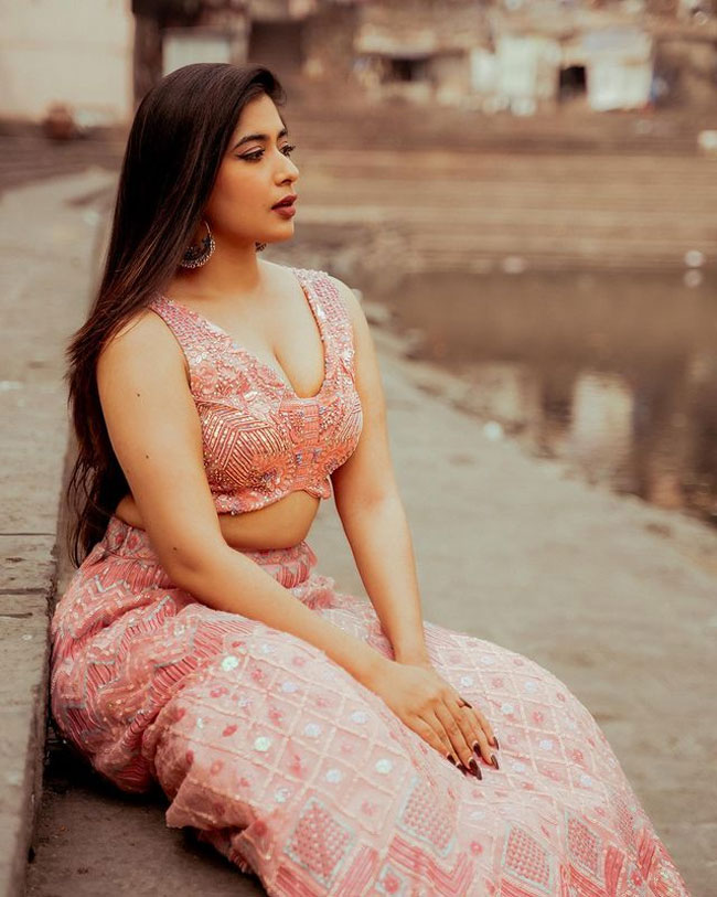 Staggering Glamour Show Of Nikita Sharma In New York